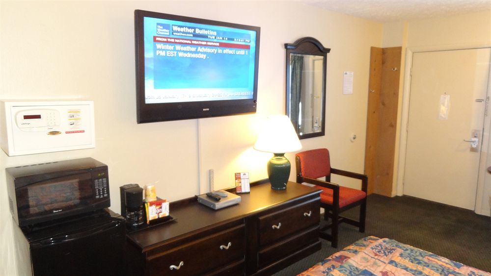 Baymont By Wyndham Petoskey Motel Exterior photo